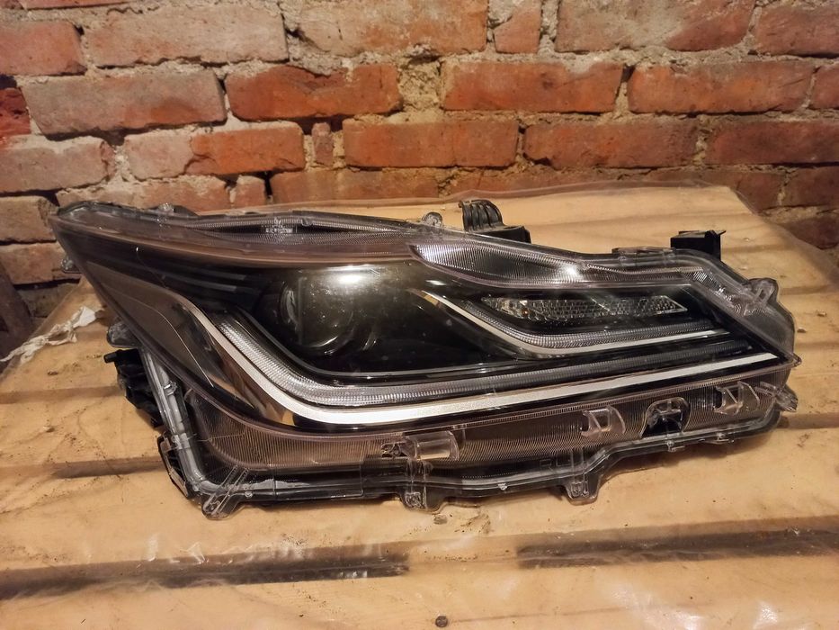 Десен фар LED за Тойота Корола седан след 2019