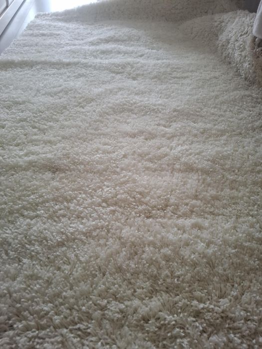 Рошави бели пътеки и килим