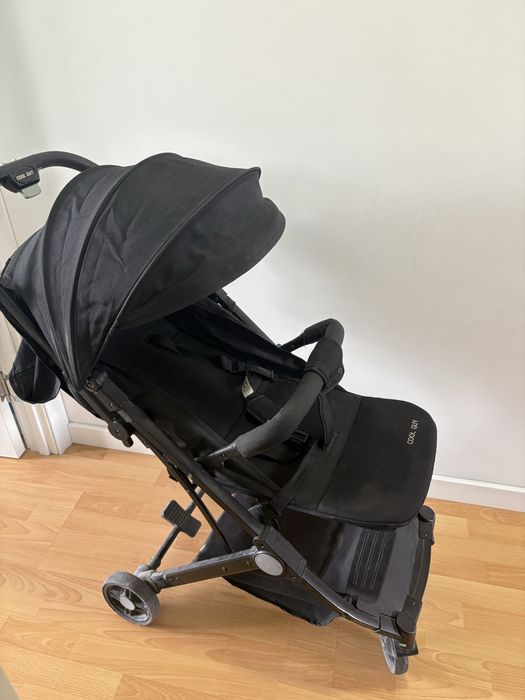 Детская коляска черного цвета