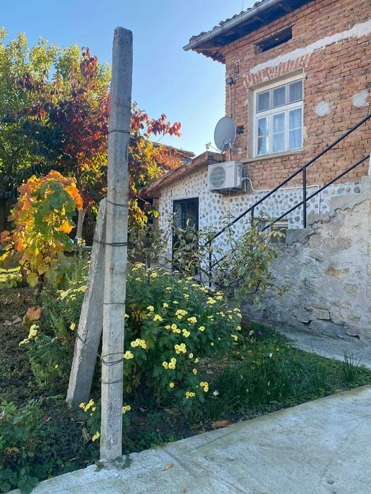 Продавам къща с двор в село Каравелово