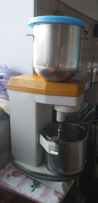 Продам миксер на десять литров, 2 скорости.
