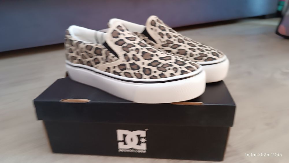 Нови с кутия DC shoes slip on
