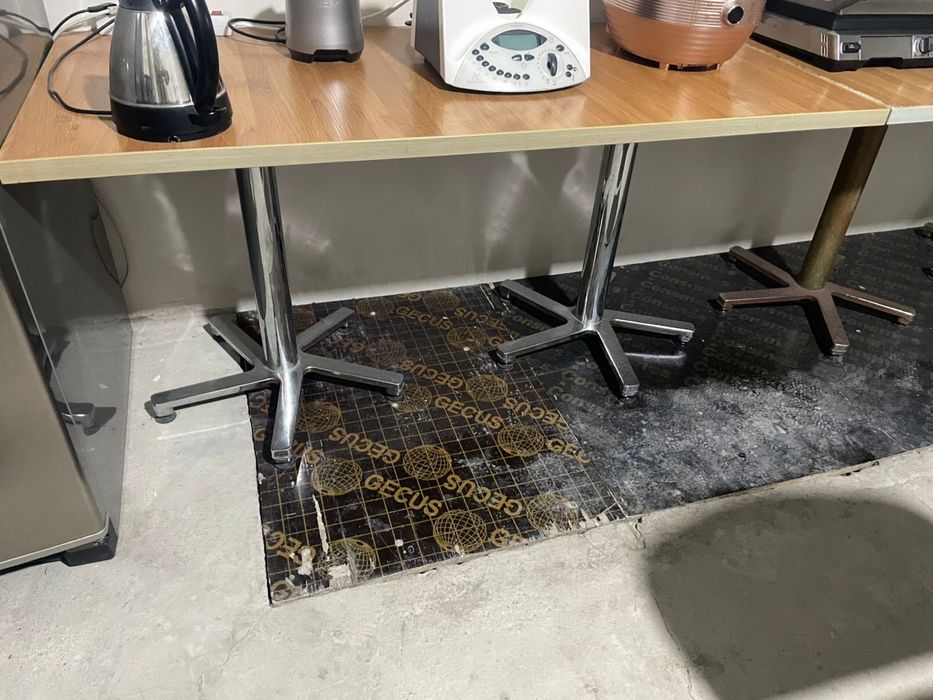 2 Столика на ножках с колесиками