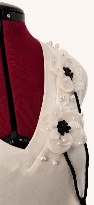 Bluză de vară din jerse fin, albă, cu flori din organza
