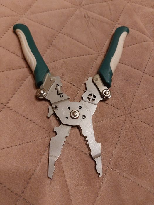 Cleste multifunctional pentru circuite electrice si electricieni