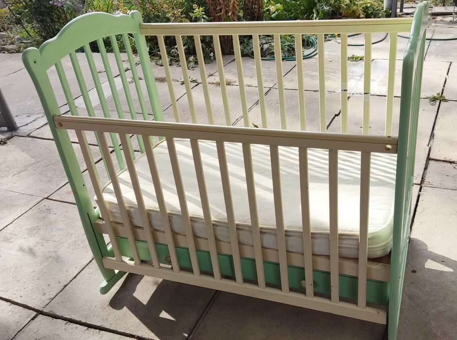 Кроватка манеж с маятником