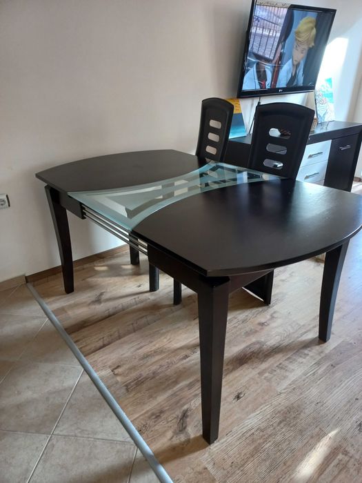 Холна, трапезна маса и столове