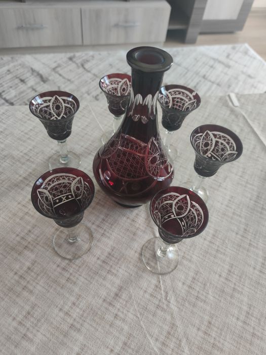 Сервиз от червен кристал