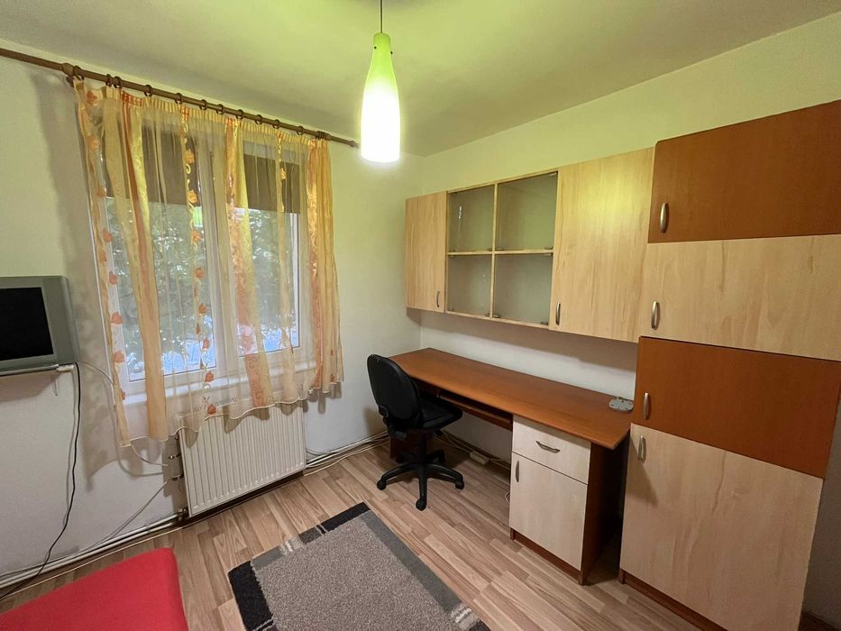 Inchiriez apartament mobilat si utilat cu loc de parcare in Cetate zona bulevard