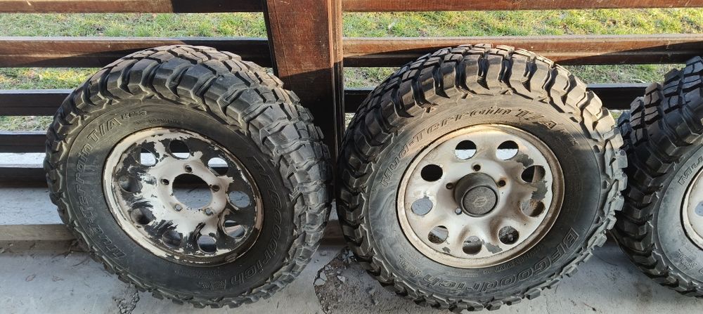 Vând  anvelope Bf Goodrich 235/75/15  și jante originale vitara