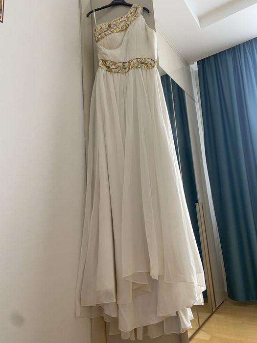 Шифоновое платье с разрезом спереди