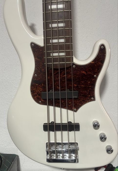 Vând chitară Bass 5 corzi