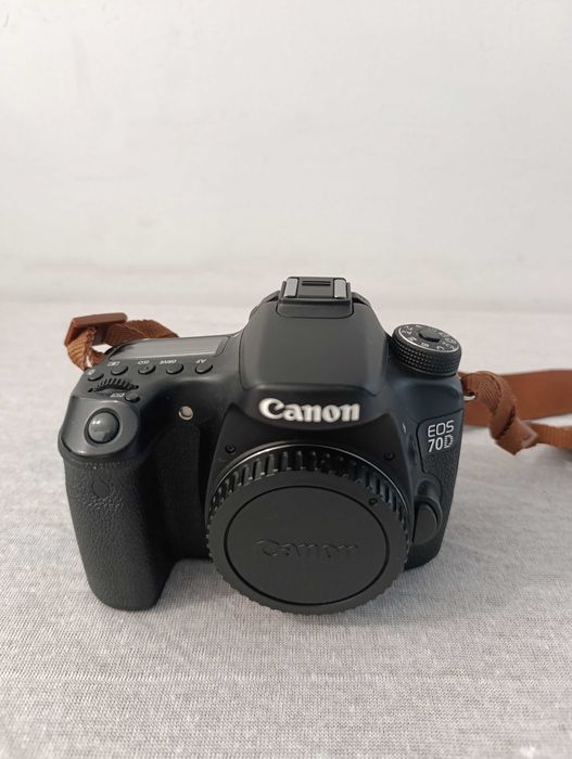 Фотоапарат Canon EOS 70D (на 28 617 кадъра) + обективи Sigma 17-50mm f/2.8 & Sigma 150mm f/2.8 Macro