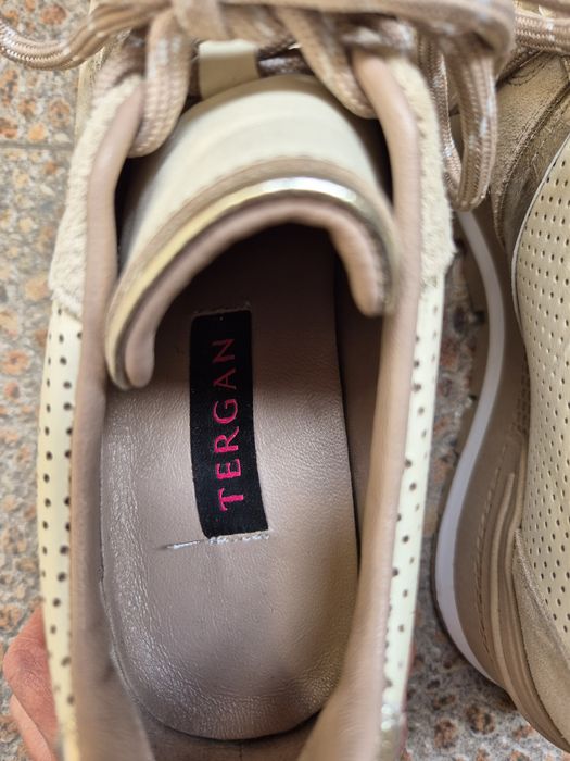 Tergan дамски сникърси с модерна визия в бежов цвят и златен блясък 38