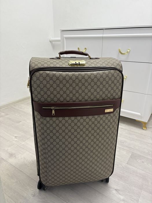 Продам чемодан в отличном качестве