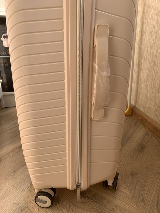 Продаю новый чемодан