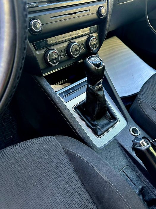 Vând urgent autoturism skoda!!!