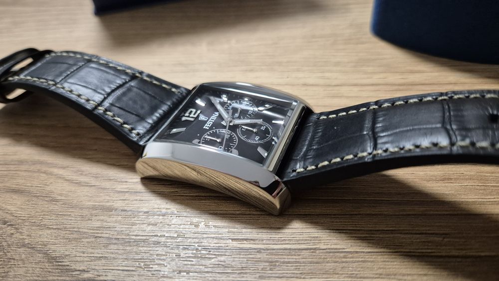 Продавам мъжки елегантен часовник Festina