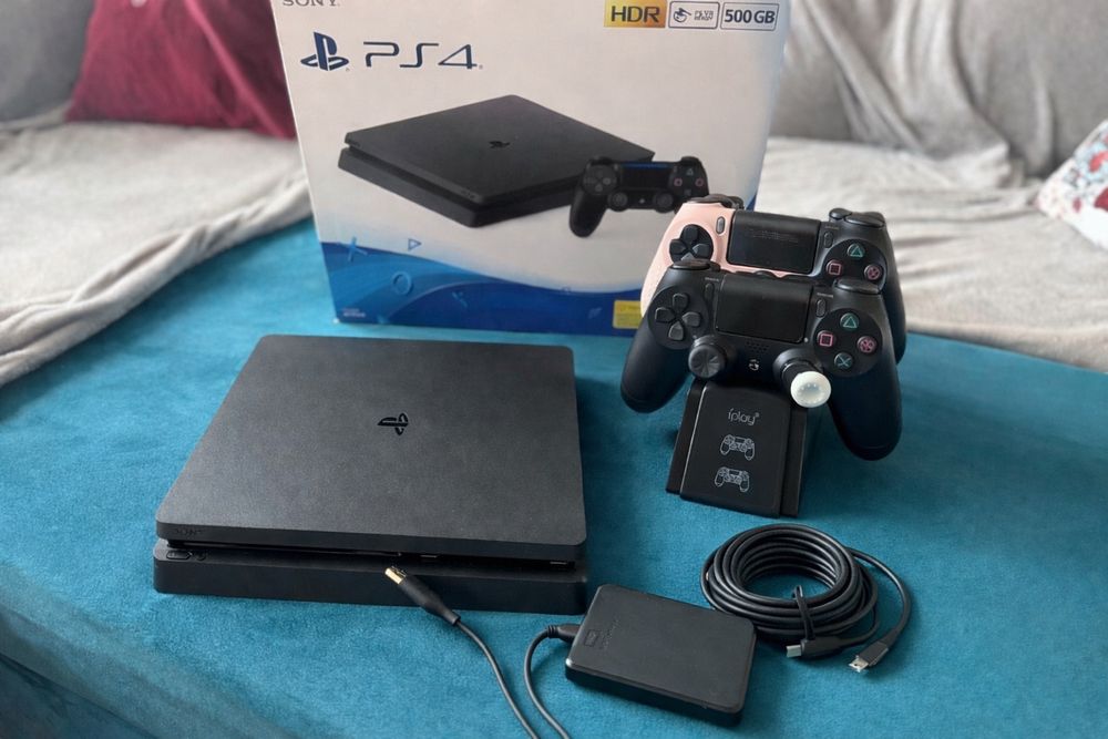 Playstation 4 + 2 джойстика, 1 тб. HDD харддиск и станция за зареждане