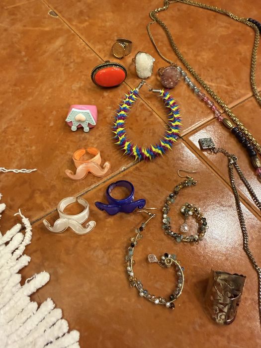 Разная бижутерия . Половина новое.