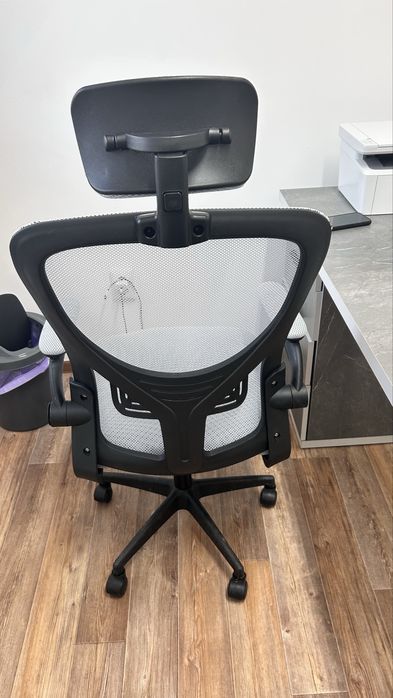 Офисное кресло серого