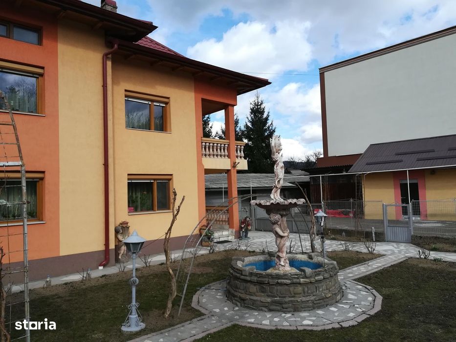 Casă cu 6 camere, garaj și mansardă utilă