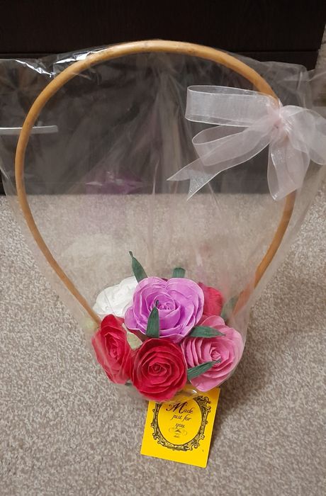 Кошничка със седем изкуствени рози