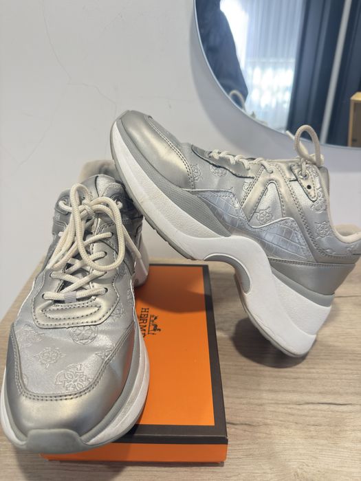 Сребърни кецове Guess . Направете визията си уникална!