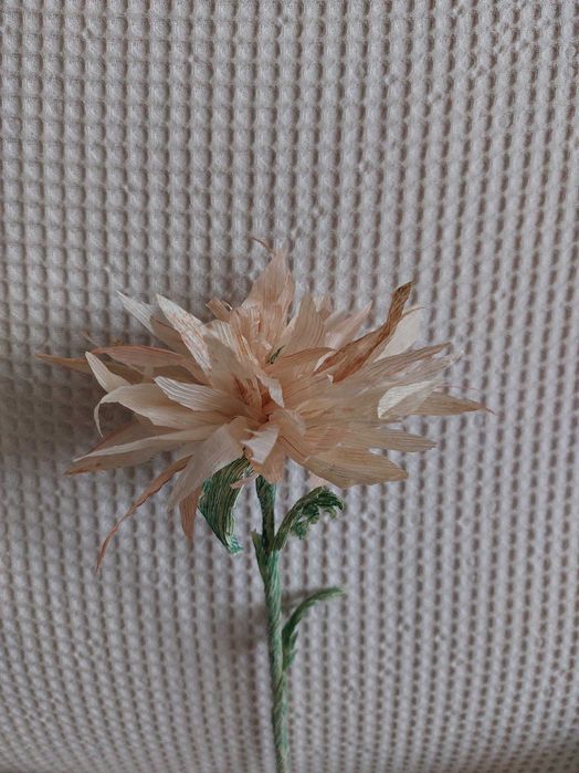 Ръчно изработени цветя за украса от естествени материали