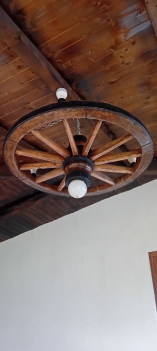 Vand candelabru  roata car foarte veche pentru iluminat