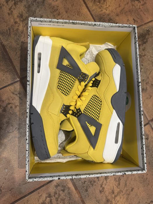 Объвки Jordan 4 lightning; размер  46EU