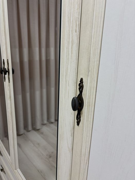 Dulap cu 4 usii si 2 sertare