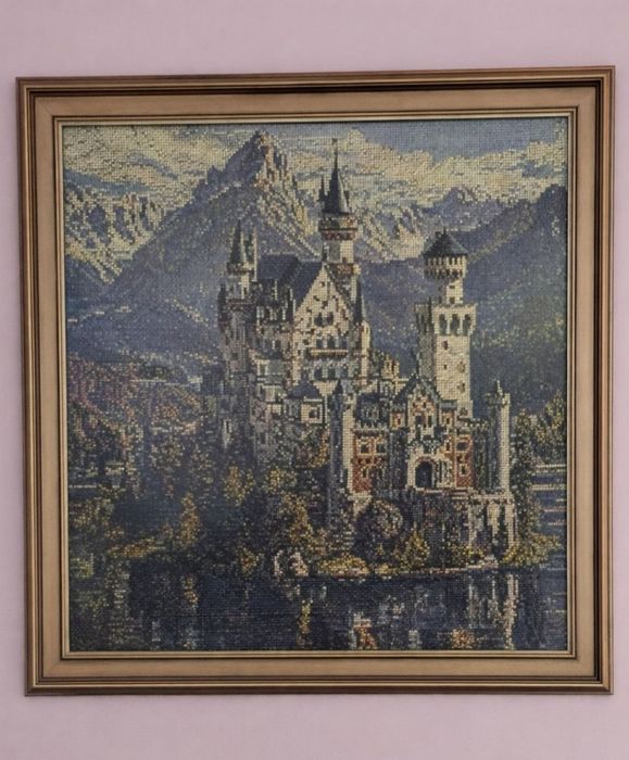 Замък в езеро — авторска бродерия 40×40 см | Готова с рамка