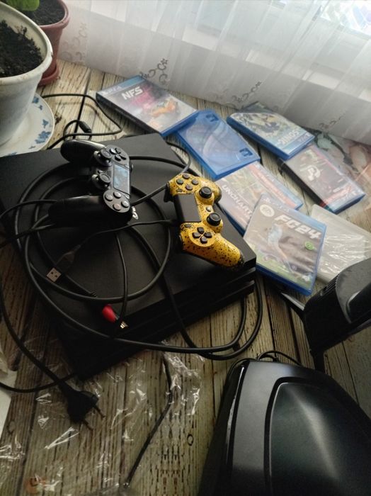 Vând ps4 pro de un 1t cu jocuri volan pedale și schimbător sa schimb pe un cross
