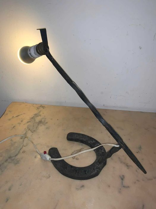 Veoza din fier forjat asezata pe potcoava de cal