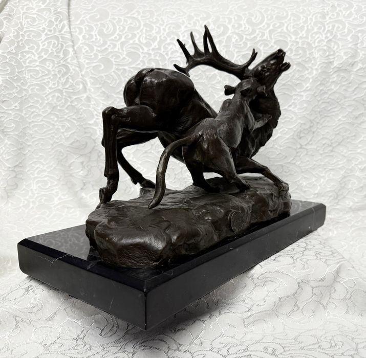 Охота-бронзовая статуя