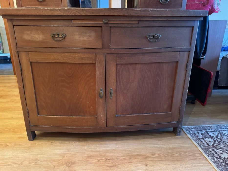 Шкаф с витрини