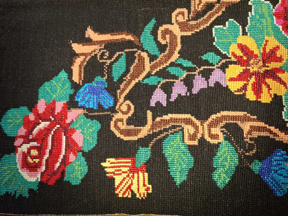 Tapiserie veche, cusută manual, cu motive florale stilizate 100x64cm