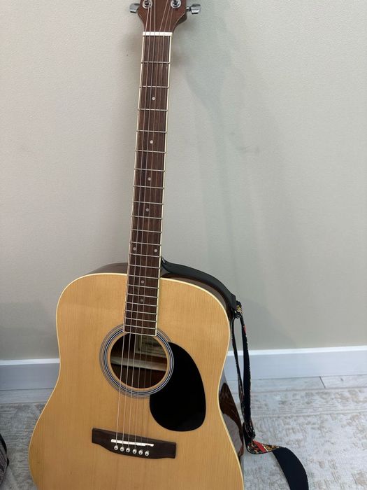 Продается акустическая гитара  Aria