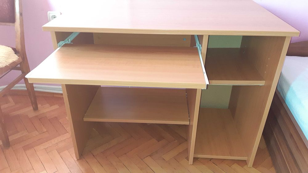 Компютърно бюро, малко използвано, запазено, подходящо за ученици.