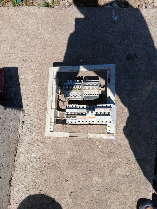 De vinzare 2 geamuri velux in stare buna si restul ce se vede in poza