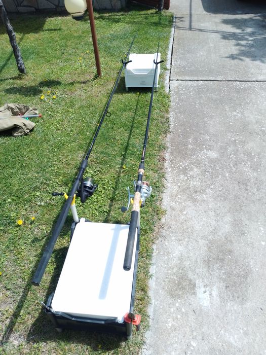 Стойка за фидери със кутий от стериопор за съхранение на захранки и монтажи.