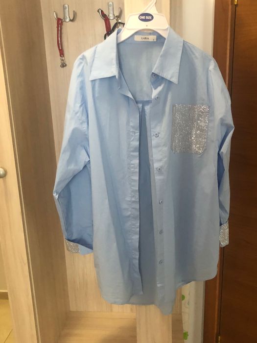 Синя риза с кристали размер S обаче е по голяма