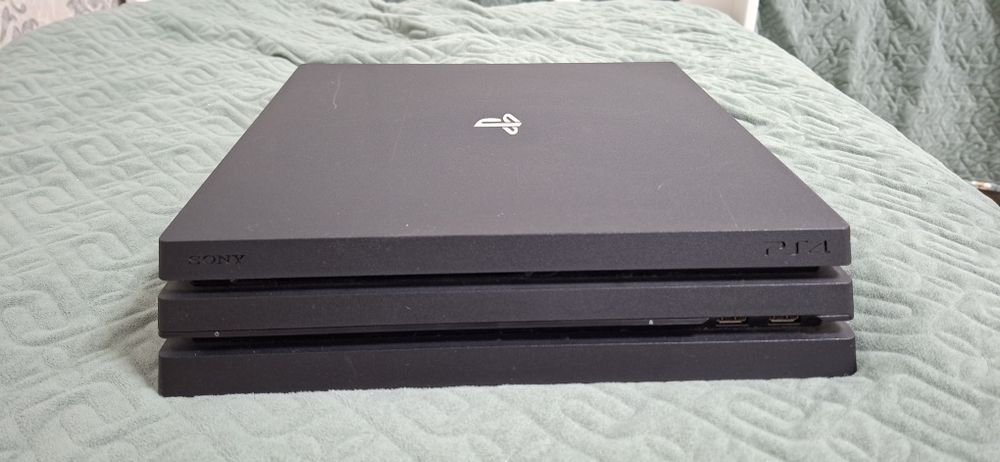 Пс 4 про 1TB есть диски фифа 17 фифа 19