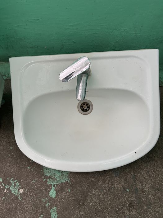 Раковина со смесителем для ванны