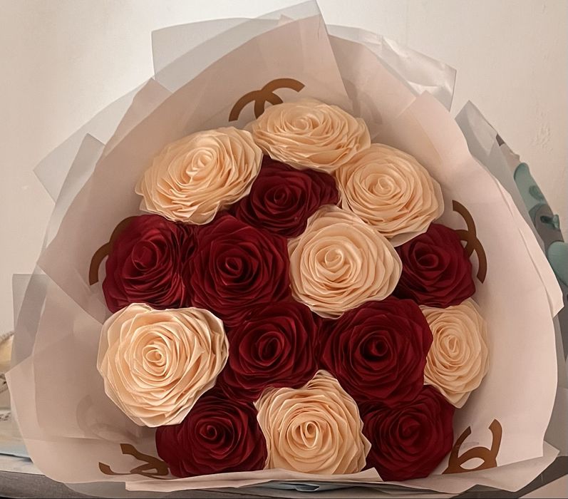 Букет в руках атласные розы