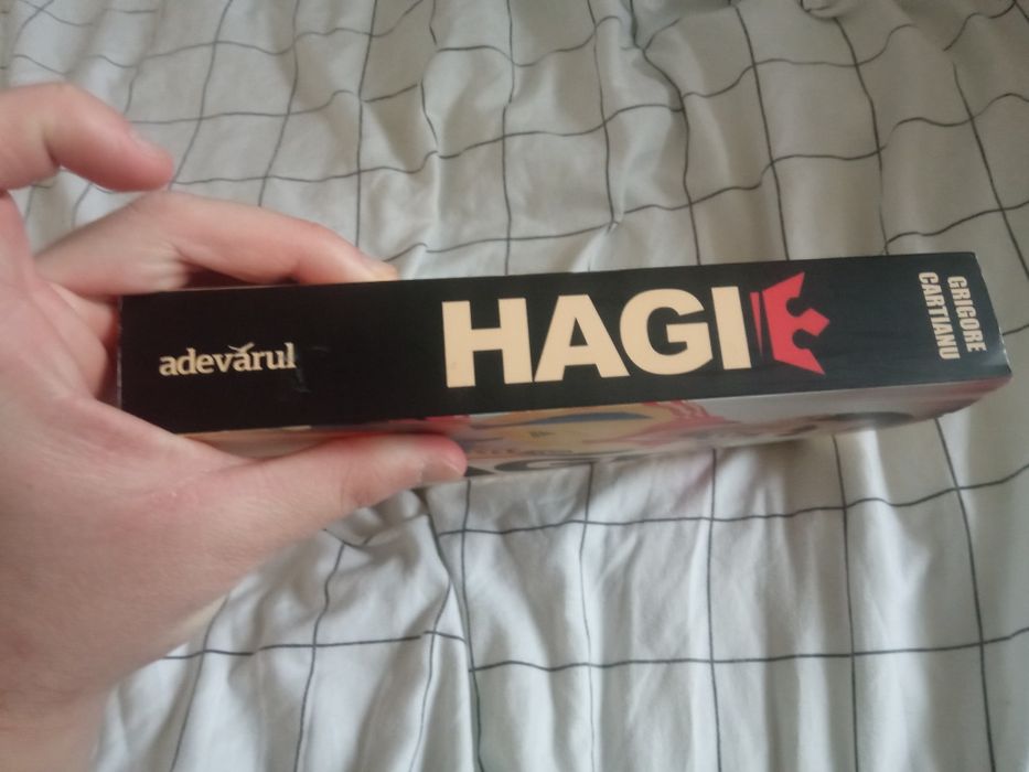 Vând cartea Hagi   de editura Adevărul  foarte rară la un preț special