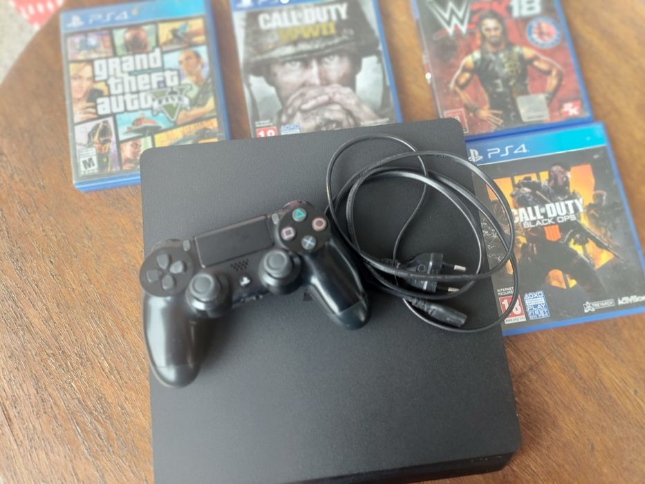 Playstation 4 Slim 1TB, с 1 джойстика и 4 игри
