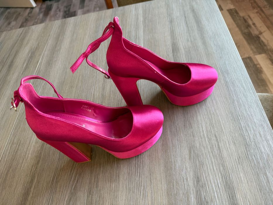 Розови сандали нови