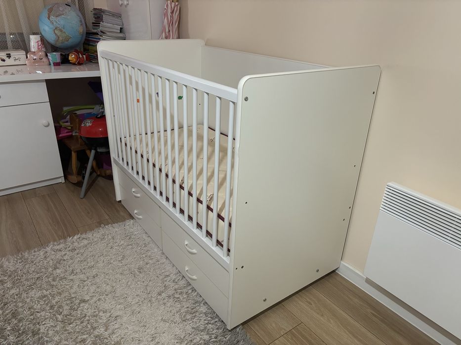 Детска кошара със скрин и повиеалник. Произведена в България